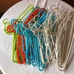 カラフルハンガー　色分けして使えます｡30本以上　中古の画像