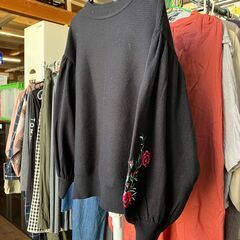 【洋服・レディース】 GU エンブロイダリースリーブセーター（ブラック）Mの画像