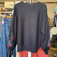 【洋服・レディース】 GU エンブロイダリースリーブセーター（ブラック）Mの画像