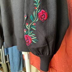 【洋服・レディース】 GU エンブロイダリースリーブセーター（ブラック）Mの画像