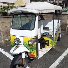 目立ちます。お店の看板に　トゥクトゥク　ダイハツエンジンのオートマ7人乗り　現状販売　下取り交換可の画像