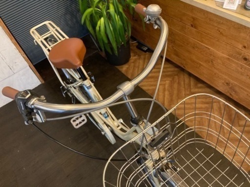 【前後タイヤ・チューブ新品！】LEDオートライト　6段変速　26インチ自転車　オフホワイト