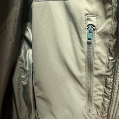 【美品】2022年製　UNIQLO  シームレスダウンパーカー　XL  オリーブ(くすみグリーン)の画像
