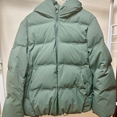【美品】2022年製　UNIQLO  シームレスダウンパーカー　XL  オリーブ(くすみグリーン)の画像