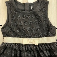 値下げ！ベビードレス　花柄　ブラック　95サイズの画像