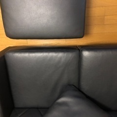 3人掛けレザーソファ　ブラック　クッション2個付きの画像