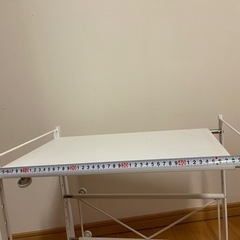 電子レンジの上の棚の画像