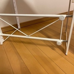 電子レンジの上の棚の画像
