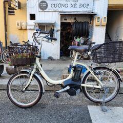 ??　電動自転車　２０インチ　８．７ＡＨ　４点（７５％−１００％）充電器　付き　３変速　後ろカゴ　付き　白　配達可能