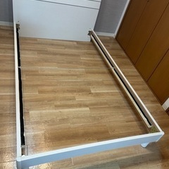 セミダブルベッドフレームの画像