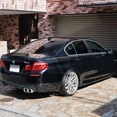 検査6年9月528i M5仕様/20インチ/社外4本出しマフラー/ブラックレザーコンフォートシート/ベンチレーション/HDDナビ/地デジ/バックカメラ/ETCの画像