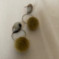 SUUMOっぽいピアス　毛玉ピアス