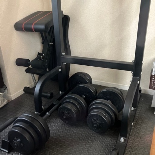 懸垂バー、ダンベル×2、折りたたみ式ベンチ