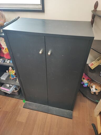 黒の収納ラック使ってください！
