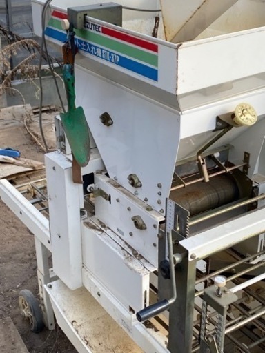 ポット土入れ機