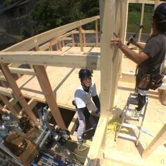 ▼木造建築大工（戸建新築・リフォーム）：正社員▼ 未経験大歓迎！穏やか〜な雰囲気の職場です★ 残業ほぼなし◎プライベート大切にしてください♬ 資格取得や独立もサポートします！の画像