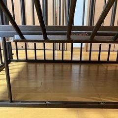 ベビーベッド 落ち着いたブラウンカラーの画像