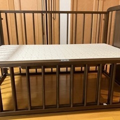 ベビーベッド 落ち着いたブラウンカラーの画像