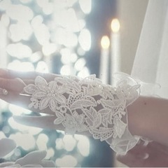 仲里依紗さんがホリデイラブの結婚式で使用したフィンガーレスグローブの画像