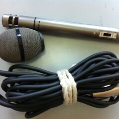 値下げ。格安中古・新品同様　集音・コンデンサーマイクロホン　国産ＰＲＩＭＯ　ＥＭＵー４５３６Ⅱ　６００Ω、単一指向性コンデンサーマイクロホン　本体サイズ2×２０ｃｍ、キャノンコネクター、マイクホルダー、マイクコード、取説、専用ケース付きの「セミプロ用の品」です。拡声用、ＨＩ－ＦＩ、録音、収音等に最適です。 　また、本体に、音質、パッド切替スイッツチ付いています。 　動作確認済みです。電池、マイクスタンド等はご用意ください。  の画像