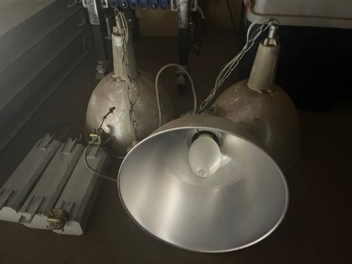 生産中止のレア物です。水銀灯3台あります。10/17まで使ってました。LEDに変えたので外しました。ホコリ被ってるくらいです。
