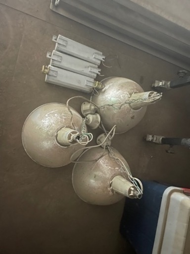 生産中止のレア物です。水銀灯3台あります。10/17まで使ってました。LEDに変えたので外しました。ホコリ被ってるくらいです。