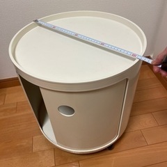 kartell キャスター付きチェストの画像