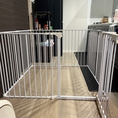 犬のゲージとトイレの画像