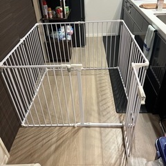犬のゲージとトイレの画像