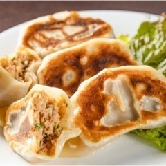 創作餃子とBEERのバル　スタッフ