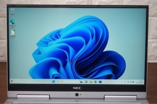 軽くて持ち運びラクラク　タッチパネルのノートパソコン