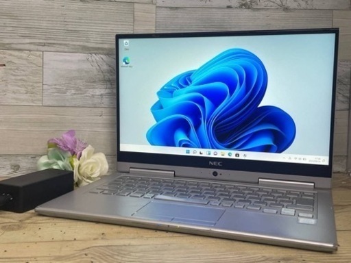 軽量で持ち運びしやすく、タッチパネルも搭載　ノートPC