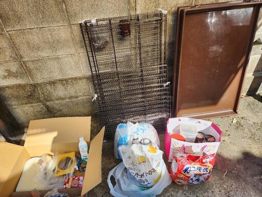 訳あり　キャットゲージ2段、その他用品多数