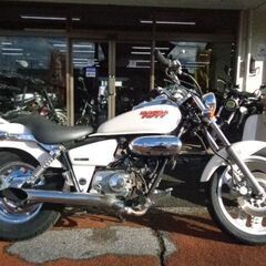 NO.4800　マグナ５０ （ＭＡＧＮＡ）　４サイクル　クラッチ付き４速ミッション　スラッシュカットマフラー　ホワイト＆ブラックライン　☆彡の画像