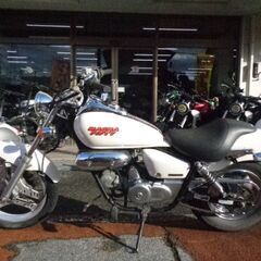 NO.4800　マグナ５０ （ＭＡＧＮＡ）　４サイクル　クラッチ付き４速ミッション　スラッシュカットマフラー　ホワイト＆ブラックライン　☆彡の画像