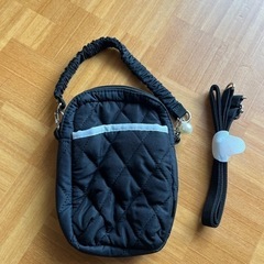 斜め掛けと手持ち、どちらもできます。