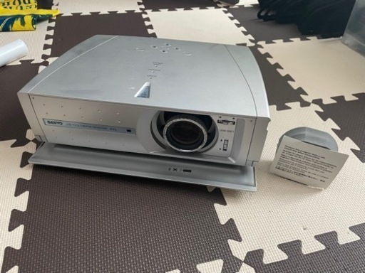 LP-Z1X プロジェクター　中古スクリーン付
