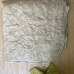 シングルサイズ敷きパッド2枚(1枚はほぼ新品)の画像