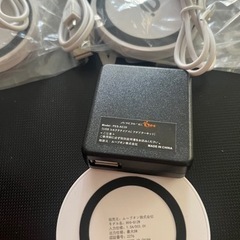 【新品】qi 置くだけ充電器 3コセット+USBアダプターの画像