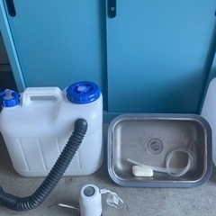 ポリタンク、小さなシンクとポンプの画像