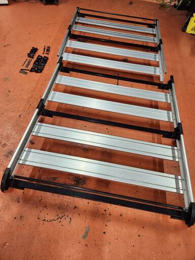 200系ハイエース　ルーフラック　TUFREQ　部品欠品あり