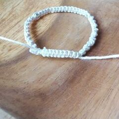 マクラメブレスレット（メタリックビーズ2粒）の画像