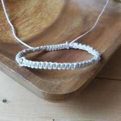 マクラメブレスレット（メタリックビーズ2粒）の画像