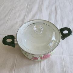 古い鉄の中華鍋、ホウロウのミニ両手鍋、ガラスのグレープフルーツ絞りの画像