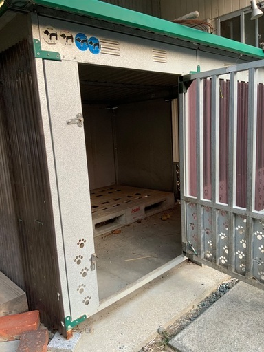 大きい犬小屋(高さ1.2m×幅1.7m×奥行1.9m)