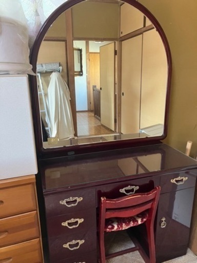 ワインレッド鏡面仕上げの高級ドレッサー