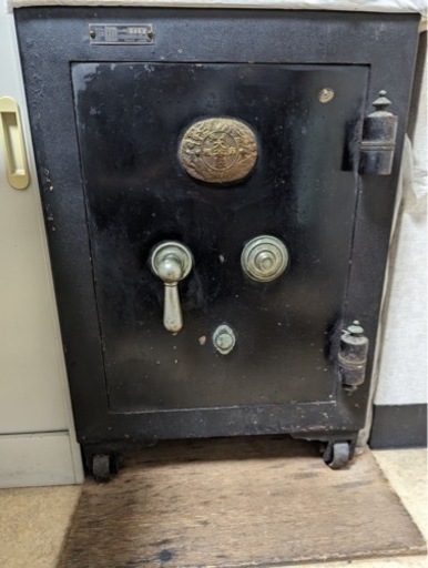 100年レトロ金庫　買って下さい。