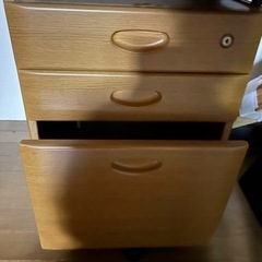 勉強机の隣もしくわは中に置く棚