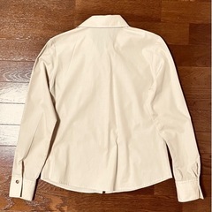 ライト ベージュシャツ 無地の画像