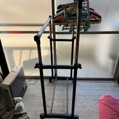 ハンガーラックとハンガーの画像